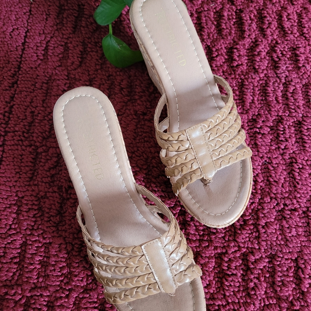 Restricted women's 3 1/2" corked heel tan
